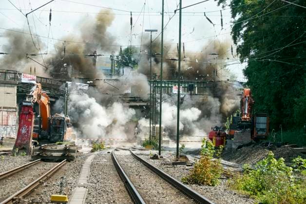 CNTV BRUECKE- Mit viel Rauch und Qualm wurde heute eine weitere Bruecke gesprengt im umfeld der Abrissarbeiten Sternenbruecke Sprengung einer Eisenbahnbrücke 25.07.2026 Hamburg - Diebsteich auf der DB Baustelle Arbeiten zur Verlegung des Bahnhofs Hamburg-Altona In der Nähe des S-Bahnhofs Diebsteich wird ein Kreuzungsbauwerk zurückgebaut. Hamburg Deutschland *** CNTV BRIDGE Amid thick smoke and fumes, another bridge was demolished today as part of the Sternenbrücke demolition project. Demolition of a railroad bridge, July 25, 2026, Hamburg-Diebsteich, at the DB construction site where work is underway to relocate the Hamburg-Altona train station. In near the Diebsteich S-Bahn station, an overpass is being dismantled; Hamburg, Germany