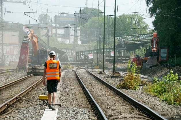 CNTV BRUECKE- Mit viel Rauch und Qualm wurde heute eine weitere Bruecke gesprengt im umfeld der Abrissarbeiten Sternenbruecke Sprengung einer Eisenbahnbrücke 25.07.2026 Hamburg - Diebsteich auf der DB Baustelle Arbeiten zur Verlegung des Bahnhofs Hamburg-Altona In der Nähe des S-Bahnhofs Diebsteich wird ein Kreuzungsbauwerk zurückgebaut. Hamburg Deutschland *** CNTV BRIDGE Amid thick smoke and fumes, another bridge was demolished today as part of the Sternenbrücke demolition project. Demolition of a railroad bridge, July 25, 2026, Hamburg-Diebsteich, at the DB construction site where work is underway to relocate the Hamburg-Altona train station. In near the Diebsteich S-Bahn station, an overpass is being dismantled; Hamburg, Germany