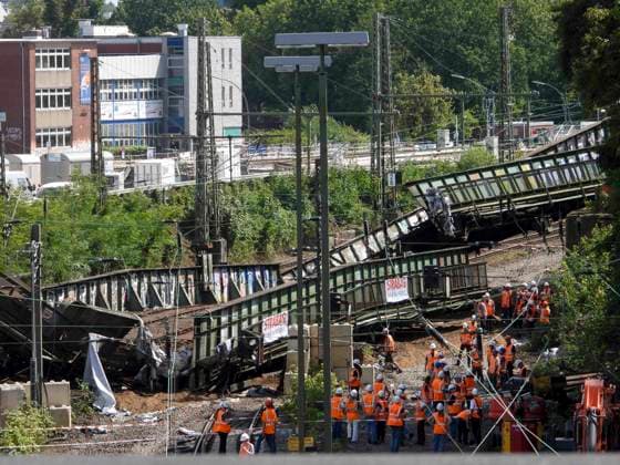 CNTV BRUECKE- Heute wurde eine weitere Bruecke gesprengt im umfeld der Abrissarbeiten Sternenbruecke Sprengung einer Eisenbahnbrücke 25.07.2026 Hamburg - Diebsteich auf der DB Baustelle Arbeiten zur Verlegung des Bahnhofs Hamburg-Altona In der Nähe des S-Bahnhofs Diebsteich wird ein Kreuzungsbauwerk zurückgebaut. Hamburg Deutschland *** CNTV BRIDGE: Today, another bridge was demolished as part of the demolition work at Sternenbrücke. Demolition of a railroad bridge on July 25, 2026, in Hamburg-Diebsteich at the DB construction site. Work is underway to relocate the Hamburg-Altona train station. Near the S-Bahn station Diebsteich, an overpass is being dismantled; Hamburg, Germany