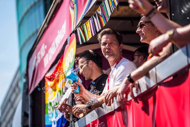 News Bilder des Tages Der Spitzenkandidat der Berliner SPD fuer die Abgeordnetenhauswahl am 20.09.2026 Steffen Krach auf dem CSD in Berlin 25.07.2026. Berlin Deutschland *** Steffen Krach, the Berlin SPD s top candidate for the House of Representatives election on September 20, 2026, at the CSD in Berlin on July 25, 2026, Berlin, Germany Copyright: xDominikxButzmannx