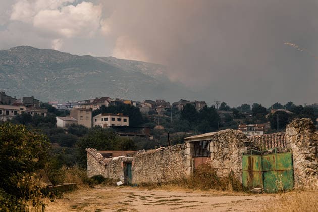 The Burgohondo wildfire forces the evacuation of six towns in the Tiétar Valley as the flames advance. Smoke fills the sky due to the Burgohondo wildfire on July 25, 2026, in Casavieja, Ávila, Castile and León, Spain. The Burgohondo forest fire in Ávila remains active, and its progression has forced authorities to expand protective measures for the population. Emergency services have ordered the preventive evacuation of six towns in the Tiétar Valley as the fire advances and due to the risk posed by the proximity of the flames and smoke. PiedRalaves, La Adrada, Casillas, Sotillo, Santa María del Tiétar, and Navahondilla July 25, 2026 FOREST FIRE Carlos Lujá Casavieja, Ávila, Castile and Leo Casavieja, Ávila, Castile and Leo Spain  Copyright: xCarlosxLujanx 7687418