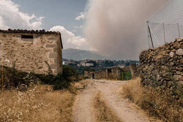 The Burgohondo wildfire forces the evacuation of six towns in the Tiétar Valley as the flames advance. Smoke fills the sky due to the Burgohondo wildfire on July 25, 2026, in Casavieja, Ávila, Castile and León, Spain. The Burgohondo forest fire in Ávila remains active, and its progression has forced authorities to expand protective measures for the population. Emergency services have ordered the preventive evacuation of six towns in the Tiétar Valley as the fire advances and due to the risk posed by the proximity of the flames and smoke. PiedRalaves, La Adrada, Casillas, Sotillo, Santa María del Tiétar, and Navahondilla July 25, 2026 FOREST FIRE Carlos Lujá Casavieja, Ávila, Castile and Leo Casavieja, Ávila, Castile and Leo Spain  Copyright: xCarlosxLujanx 7687419