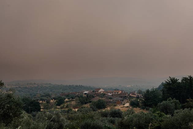 The Burgohondo wildfire forces the evacuation of six towns in the Tiétar Valley as the flames advance. Smoke fills the sky due to the Burgohondo wildfire on July 25, 2026, in Casavieja, Ávila, Castile and León, Spain. The Burgohondo forest fire in Ávila remains active, and its progression has forced authorities to expand protective measures for the population. Emergency services have ordered the preventive evacuation of six towns in the Tiétar Valley as the fire advances and due to the risk posed by the proximity of the flames and smoke. PiedRalaves, La Adrada, Casillas, Sotillo, Santa María del Tiétar, and Navahondilla July 25, 2026 FOREST FIRE Carlos Lujá Casavieja, Ávila, Castile and Leo Casavieja, Ávila, Castile and Leo Spain  Copyright: xCarlosxLujanx 7687420