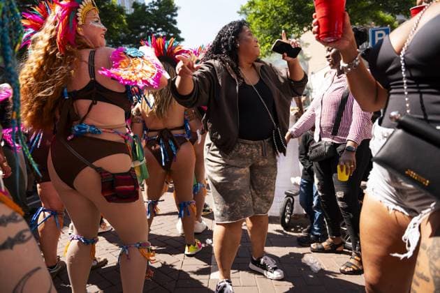 ROTTERDAM - Visitors and participants dance during the street parade of the Rotterdam Unlimited Summer Carnival. Carnival groups present their new themes with colorful costumes, choreographies, music, floats, and live percussion. LINA SELG ANP netherlands out - belgium out  Copyright: xx x564267011x originalFilename: 564267011.jpg