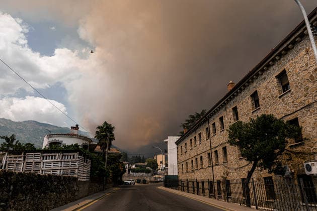 News Bilder des Tages The Burgohondo wildfire forces the evacuation of six towns in the Tiétar Valley as the flames advance. Smoke fills the sky due to the Burgohondo wildfire on July 25, 2026, in Casavieja, Ávila, Castile and León, Spain. The Burgohondo forest fire in Ávila remains active, and its progression has forced authorities to expand protective measures for the population. Emergency services have ordered the preventive evacuation of six towns in the Tiétar Valley as the fire advances and due to the risk posed by the proximity of the flames and smoke. PiedRalaves, La Adrada, Casillas, Sotillo, Santa María del Tiétar, and Navahondilla July 25, 2026 FOREST FIRE Carlos Lujá Casavieja, Ávila, Castile and Leo Casavieja, Ávila, Castile and Leo Spain  Copyright: xCarlosxLujanx 7687422