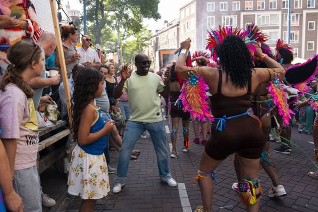 ROTTERDAM - Visitors and participants dance during the street parade of the Rotterdam Unlimited Summer Carnival. Carnival groups present their new themes with colorful costumes, choreographies, music, floats, and live percussion. LINA SELG ANP netherlands out - belgium out  Copyright: xx x564267020x originalFilename: 564267020.jpg