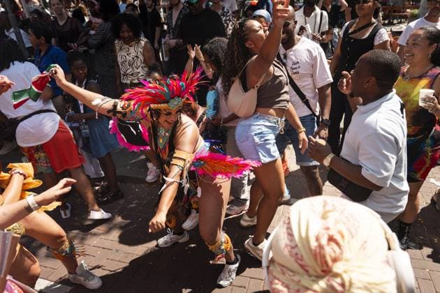 ROTTERDAM - Visitors and participants dance during the street parade of the Rotterdam Unlimited Summer Carnival. Carnival groups present their new themes with colorful costumes, choreographies, music, floats, and live percussion. LINA SELG ANP netherlands out - belgium out  Copyright: xx x564267039x originalFilename: 564267039.jpg