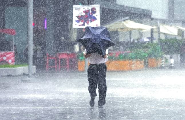 News Bilder des Tages RECORD DATE NOT STATED Heavy rain in Tsim Sha Tsui waterfront. 21JUL26. SCMP Jelly Tse Hong Kong China EDITORIAL USE ONLY  Copyright: xx 202607212418af85 JellyxTsex scmpphotostwo029794