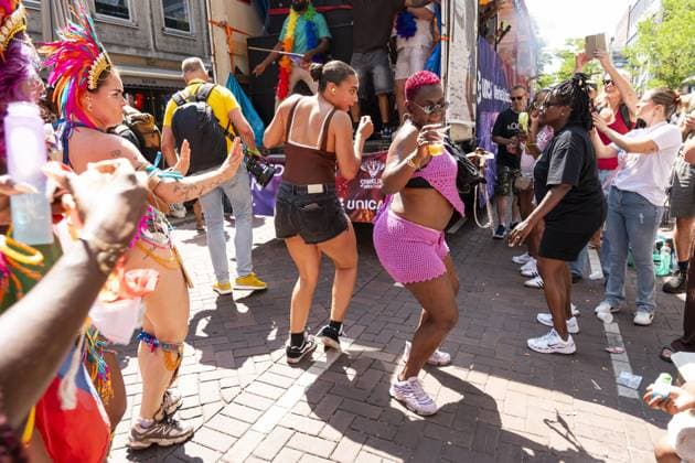 ROTTERDAM - Visitors and participants dance during the street parade of the Rotterdam Unlimited Summer Carnival. Carnival groups present their new themes with colorful costumes, choreographies, music, floats, and live percussion. LINA SELG ANP netherlands out - belgium out  Copyright: xx x564267081x originalFilename: 564267081.jpg