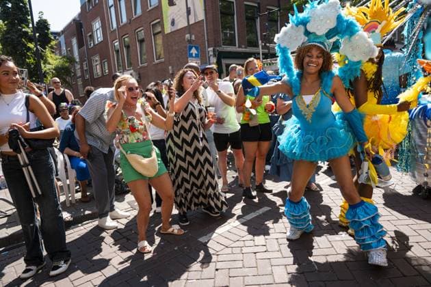 ROTTERDAM - Visitors and participants dance during the street parade of the Rotterdam Unlimited Summer Carnival. Carnival groups present their new themes with colorful costumes, choreographies, music, floats, and live percussion. LINA SELG ANP netherlands out - belgium out  Copyright: xx x564267106x originalFilename: 564267106.jpg