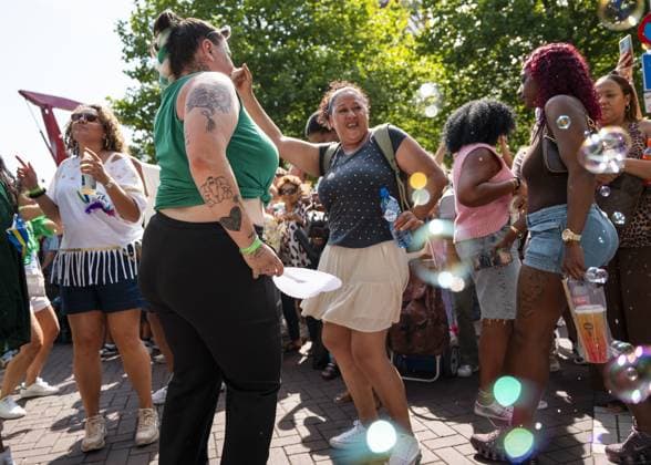 ROTTERDAM - Visitors and participants dance during the street parade of the Rotterdam Unlimited Summer Carnival. Carnival groups present their new themes with colorful costumes, choreographies, music, floats, and live percussion. LINA SELG ANP netherlands out - belgium out  Copyright: xx x564267141x originalFilename: 564267141.jpg