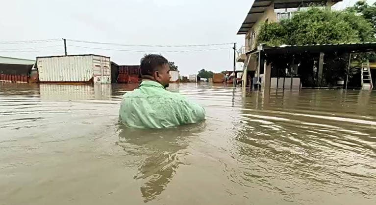 News Bilder des Tages RECORD DATE NOT STATED Flood-like situation occurs at Sanathal Cross Road in Ahmedabad Ahmedabad, Jul 25 (ANI): A man wades through a waterlogged road after heavy rainfall near Sanathal Cross Road, in Ahmedabad on Saturday. (ANI Video Grab) New Delhi Delhi India Copyright: xANIx ANI_20260725446