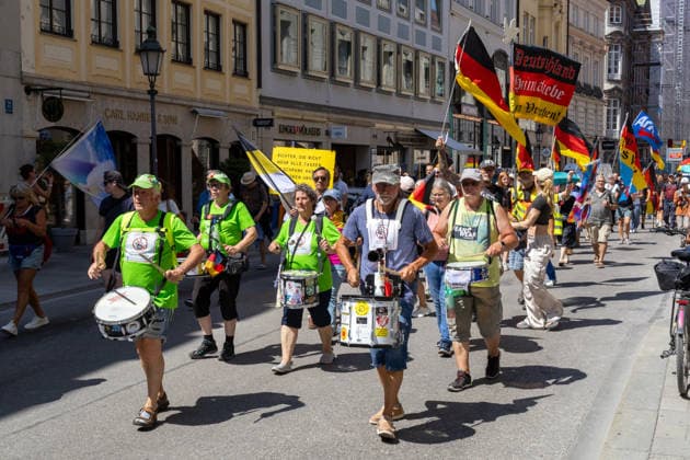 Munich, Bavaria, Germany July 25, 2026: Protesters demonstrate in downtown Munich against Chancellor Friedrich Merz (CDU) and the federal government™s policies. The rally is directed, among other things, against the government™s economic and social policies *** Teilnehmer demonstrieren in der Münchner Innenstadt gegen Bundeskanzler Friedrich Merz (CDU) und die Politik der Bundesregierung. Die Kundgebung richtet sich unter anderem gegen die Regierungs- und Sozialpolitik