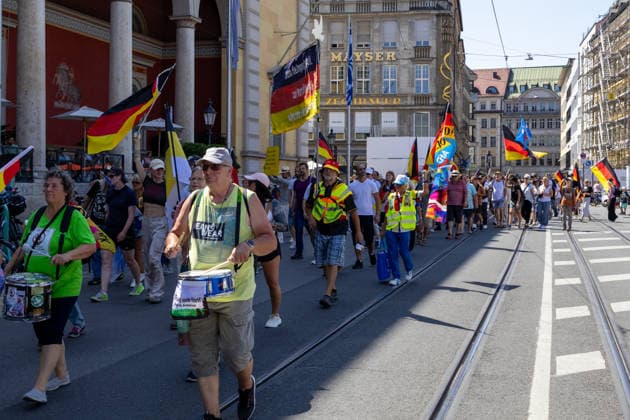 Munich, Bavaria, Germany July 25, 2026: Protesters demonstrate in downtown Munich against Chancellor Friedrich Merz (CDU) and the federal government™s policies. The rally is directed, among other things, against the government™s economic and social policies *** Teilnehmer demonstrieren in der Münchner Innenstadt gegen Bundeskanzler Friedrich Merz (CDU) und die Politik der Bundesregierung. Die Kundgebung richtet sich unter anderem gegen die Regierungs- und Sozialpolitik