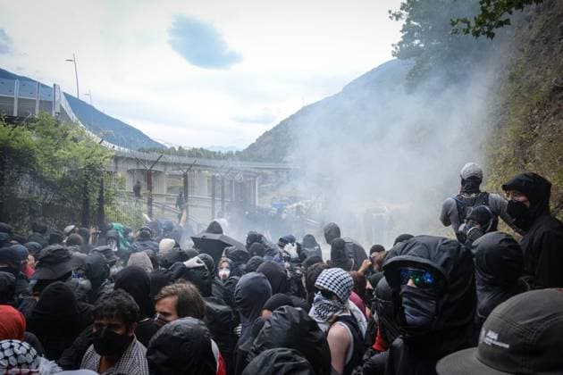 July 25, 2026, Torino: During the No Tav protests, the construction site at Chiomonte in the Susa Valley was attacked on several fronts by several hundred protesters who threw firecrackers and stones, whilst the police responded with tear gas and water cannons. Turin, 25 July 2026. ANSA BRUNO BRIZZI Torino  - ZUMAa110 20260725_zaf_a110_002 Copyright: xAnsa BrunoxBrizzix