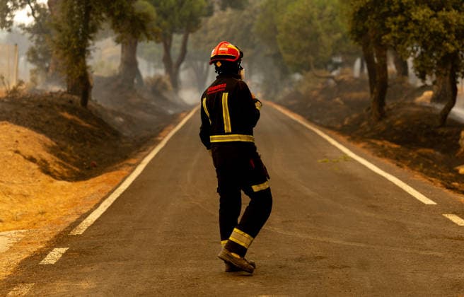 The fire is spreading slowly at night and has lost some intensity, but winds are expected to pick up this morning. A firefighter works to extinguish the wildfire on July 25, 2026, in San Martín de Valdeiglesias, Madrid, Spain. Overnight, the change in weather conditions—with less wind, higher humidity, and cooler temperatures—has helped, although the fire remains active. The authorities’ priority is to prevent the fire from reaching El Escorial or merging with the one affecting the Burgohondo area, in Ávila. JULY 25, 2026 FIRE HELICOPTER FIREFIGHTERS SMOKE San Martín de Valdeiglesias, Madrid, Spain San Martín de Valdeiglesias, Madrid, Spain  Copyright: xEduardoxParrax 7687492