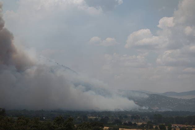 The fire is spreading slowly at night and has lost some intensity, but winds are expected to pick up this morning. View of the wildfire, July 25, 2026, in San Martín de Valdeiglesias, Madrid, Spain. Overnight, the change in weather conditions—with less wind, higher humidity, and cooler temperatures—has helped, although the fire remains active. The authorities’ priority is to prevent the fire from reaching El Escorial or merging with the one affecting the Burgohondo area, in Ávila. JULY 25, 2026 FIRE HELICOPTER FIREFIGHTERS SMOKE FLAMES San Martín de Valdeiglesias, Madrid, Spain San Martín de Valdeiglesias, Madrid, Spain  Copyright: xEduardoxParrax 7687494