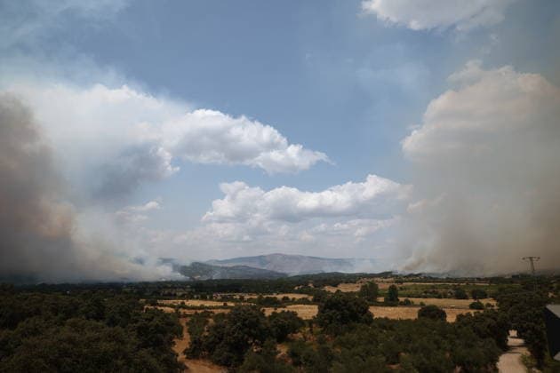 The fire is spreading slowly at night and its intensity is decreasing, but winds are expected to pick up this morning. View of the two fires about to merge, on July 25, 2026, in San Martín de Valdeiglesias, Madrid, Spain. Overnight, the change in weather conditions—with less wind, higher humidity, and cooler temperatures—has helped, although the fire remains active. The authorities’ priority is to prevent the fire from reaching El Escorial or merging with the one affecting the Burgohondo area, in Ávila. JULY 25, 2026 FIRE HELICOPTER FIREFIGHTERS SMOKE FLAME San Martín de Valdeiglesias, Madrid, Spain San Martín de Valdeiglesias, Madrid, Spain  Copyright: xEduardoxParrax 7687497