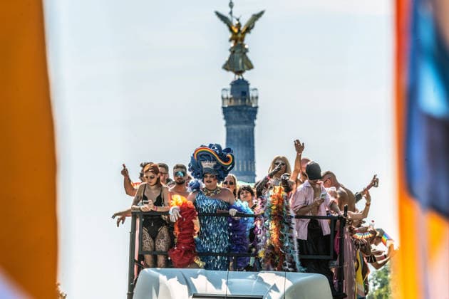 CSD Berlin 2026, große CSD-Parade am Samstag, Wagen 1 auf der Zielgeraden, Siegessäule, Berlin, 25. Juli 2026 Deutschland, Berlin, 25. Juli 2026, CSD Berlin 2026, CSD-Parade, Wagen 1 ist um 16:30 Uhr auf der Zielgeraden, Siegessäule ist im Hintergrund, Demonstrationszug von der Leipziger Straße zum Brandenburger Tor, CSD-Motto: Haltung ist hot, Hunderttausende Teilnehmer, bunt geschmückte Wagen und zahlreiche Fußgruppen ziehen durch die Berliner Innenstadt, Christopher Street Day, 2. Tag des Berliner CSD-Wochenendes, Demonstration der queeren Community für gesellschaftliche Vielfalt und Demokratie, Community, Solidarität, Vielfalt, Demonstration, Samstag ab 12 Uhr, feiern, schönes Sommerwetter bis 27 Grad, *** CSD Berlin 2026, lar
