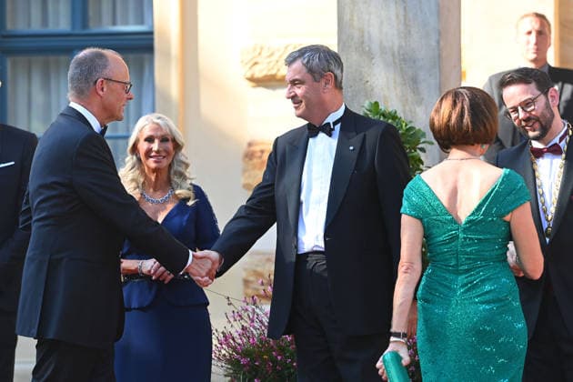 v.li:Bundeskanzler Friedrich MERZ, Karin BAUMUELLER SOEDER, Markus SOEDER (Ministerpraesident Bayern und CSU Vorsitzender),Charlotte MERZ,Andreas ZIPPEL (Oberbuergermeister Bayreuth), Eroeffnung der Bayreuther Richard Wagner Festspiele 2026, Roter Teppich am 25.07.2026. Gruener Huegel, *** From left: Federal Chancellor Friedrich MERZ, Karin BAUMUELLER SOEDER, Markus SOEDER, Minister-President of Bavaria and CSU Chairman, Charlotte MERZ, Andreas ZIPPEL, Mayor of Bayreuth; Opening of the 2026 Bayreuth Richard Wagner Festival, Red carpet on July 25, 2026, at the Green Hill,