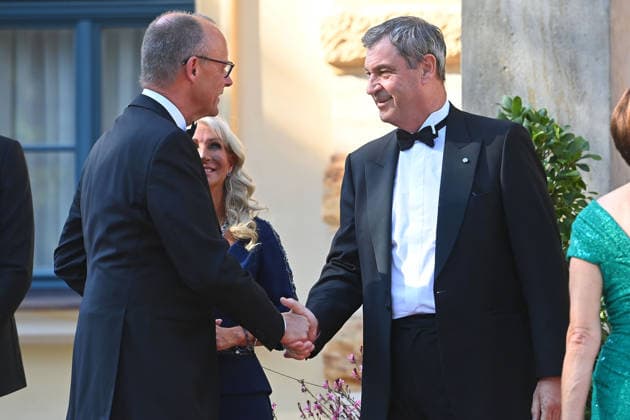 v.li:Bundeskanzler Friedrich MERZ, Karin BAUMUELLER SOEDER, Markus SOEDER (Ministerpraesident Bayern und CSU Vorsitzender), Eroeffnung der Bayreuther Richard Wagner Festspiele 2026, Roter Teppich am 25.07.2026. Gruener Huegel, *** From left: Federal Chancellor Friedrich MERZ, Karin BAUMUELLER SOEDER, Markus SOEDER, Minister-President of Bavaria and CSU Chairman, opening of the 2026 Bayreuth Richard Wagner Festival, red carpet on July 25, 2026, at the Green Hill,