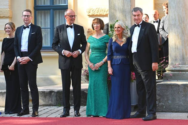 v.li:Begelitung von Markus BLUME (CSU,Bayerischer Staatsminister fuer Wissenschaft und Kunst),Bundeskanzler Friedrich MERZ,Charlotte MERZ, Karin BAUMUELLER SOEDER, Markus SOEDER (Ministerpraesident Bayern und CSU Vorsitzender). Eroeffnung der Bayreuther Richard Wagner Festspiele 2026, Roter Teppich am 25.07.2026. Gruener Huegel, *** Accompanied by Markus BLUME (CSU), Bavarian Minister of State for Science and the Arts; Federal Chancellor Friedrich MERZ; Charlotte MERZ; Karin BAUMUELLER SOEDER; Markus SOEDER, Minister-President of Bavaria and CSU Chairman; Opening of the 2026 Bayreuth Richard Wagner Festival; Red Carpet on July 25, 2026, at the Green Hill,