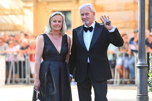 Johnny LOGAN mit Partnerin Tanja SURMANN. Eroeffnung der Bayreuther Richard Wagner Festspiele 2026, Roter Teppich am 25.07.2026. Gruener Huegel, *** Johnny LOGAN with his partner Tanja SURMANN at the opening of the 2026 Bayreuth Richard Wagner Festival, red carpet on July 25, 2026, at the Green Hill,