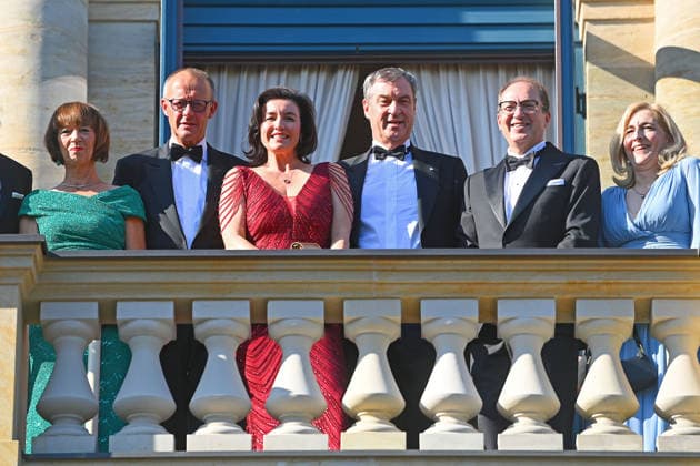 v.li:Charlotte MERZ,Bundeskanzler Friedrich MERZ,Dorothee BAER,Markus SOEDER (Ministerpraesident Bayern und CSU Vorsitzender), Alexander DOBRINDT (Bundesinnenminister),Nina WARKEN (CDU Kanzleramtsministerin). Eroeffnung der Bayreuther Richard Wagner Festspiele 2026, Roter Teppich am 25.07.2026. Gruener Huegel, *** From left: Charlotte MERZ, Federal Chancellor Friedrich MERZ, Dorothee BAER, Markus SOEDER (Minister-President of Bavaria and CSU Chairman), Alexander DOBRINDT (Federal Minister of the Interior), Nina WARKEN (CDU Minister in the Federal Chancellery). Opening of the 2026 Bayreuth Richard Wagner Festival, Red carpet on July 25, 2026, at the Grüner Hügel,