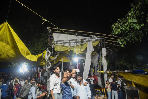 People vacate the protest site after CJP protest concludes New Delhi, Jul 25 (ANI): Students click a selfie at the protest site after CJP protest concludes, at Jantar Mantar in New Delhi on Saturday. New Delhi Delhi India Copyright: xANIx ANI_20260725489