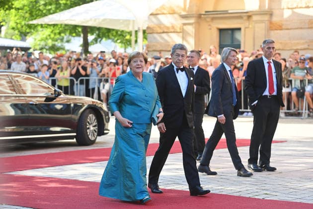Entertainment Bilder des Tages Angela MERKEL und Ehemann Joachim SAUER, Eroeffnung der Bayreuther Richard Wagner Festspiele 2026, Roter Teppich am 25.07.2026. Gruener Huegel, *** Angela MERKEL and her husband Joachim SAUER, opening of the 2026 Bayreuth Richard Wagner Festival, red carpet on July 25, 2026, at the Green Hill,