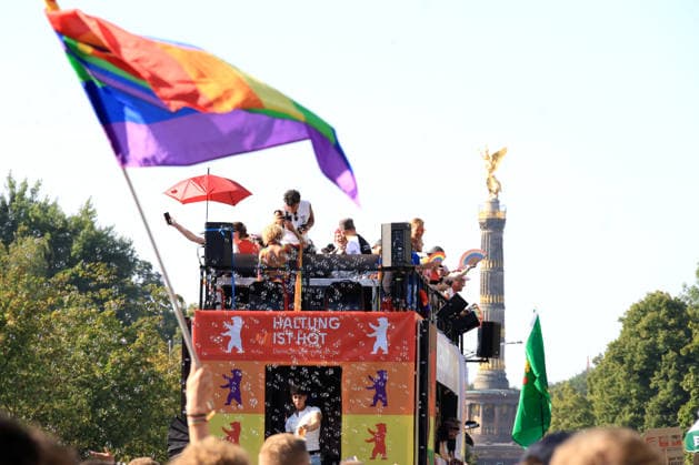 CSD in Berlin Menschen , Fahnen, Partywagen, Siegesaeule Nordphoto *** CSD in Berlin: People, Flags, Party Floats, Victory Column—Nordphoto Copyright: xNordphotox xEnglerx