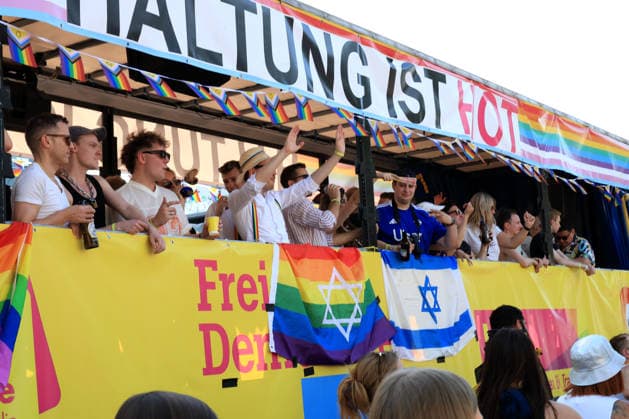 CSD in Berlin Menschen , Fahnen, Partywagen, Nordphoto *** CSD in Berlin: People, Flags, Party Floats, Nordphoto Copyright: xNordphotox xEnglerx