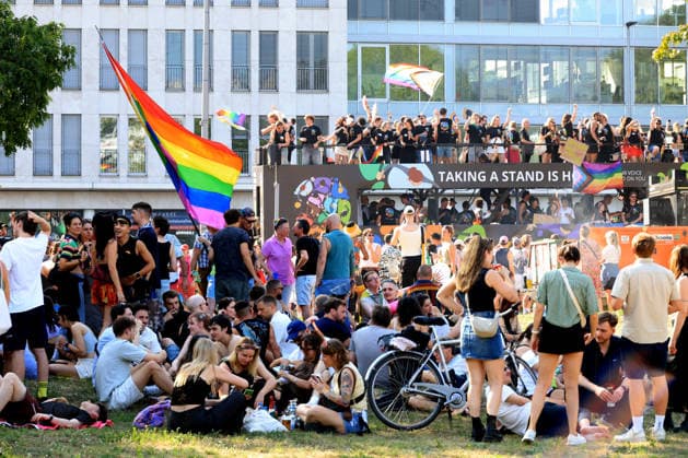 CSD in Berlin Menschen , Fahnen, Partywagen, Nordphoto *** CSD in Berlin: People, Flags, Party Floats, Nordphoto Copyright: xNordphotox xEnglerx