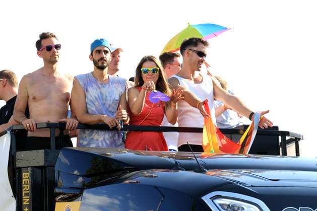 CSD in Berlin Menschen , Fahnen, Partywagen, Nordphoto *** CSD in Berlin: People, Flags, Party Floats, Nordphoto Copyright: xNordphotox xEnglerx