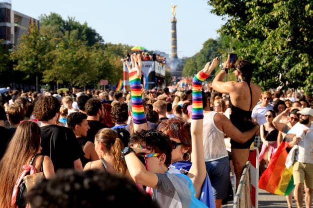 CSD in Berlin Menschen , Fahnen, Partywagen, Siegessaeule Nordphoto *** CSD in Berlin: People, Flags, Party Floats, Victory Column—Nordphoto Copyright: xNordphotox xEnglerx