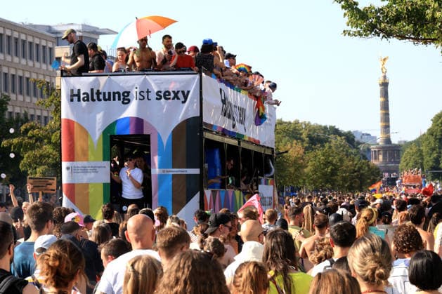 CSD in Berlin Menschen , Fahnen, Partywagen, Siegessaeule Nordphoto *** CSD in Berlin: People, Flags, Party Floats, Victory Column—Nordphoto Copyright: xNordphotox xEnglerx