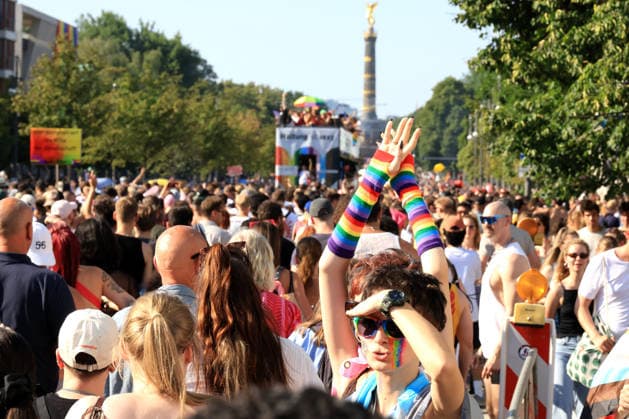 CSD in Berlin Menschen , Fahnen, Partywagen, Siegessaeule Nordphoto *** CSD in Berlin: People, Flags, Party Floats, Victory Column—Nordphoto Copyright: xNordphotox xEnglerx