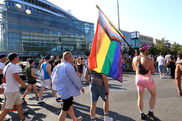 CSD in Berlin Menschen , Fahnen, Partywagen, CDU- Centrale Nordphoto *** CSD in Berlin: People, Flags, Party Floats, CDU Headquarters, Nordphoto Copyright: xNordphotox xEnglerx