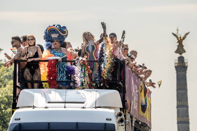 CSD Berlin 2026, große CSD-Parade am Samstag, Wagen 1 auf der Zielgeraden, Pride Flag und Siegessäule, Berlin, 25. Juli 2026 Deutschland, Berlin, 25. Juli 2026, CSD Berlin 2026, CSD-Parade, Wagen 1 ist um 16:30 Uhr auf der Zielgeraden, Pride Flag und Siegessäule ist im Hintergrund, Demonstrationszug von der Leipziger Straße zum Brandenburger Tor, CSD-Motto: Haltung ist hot, Hunderttausende Teilnehmer, bunt geschmückte Wagen und zahlreiche Fußgruppen ziehen durch die Berliner Innenstadt, Christopher Street Day, 2. Tag des Berliner CSD-Wochenendes, Demonstration der queeren Community für gesellschaftliche Vielfalt und Demokratie, Community, Solidarität, Vielfalt, Demonstration, Samstag ab 12 Uhr, feiern, schönes Sommerwetter bis 27