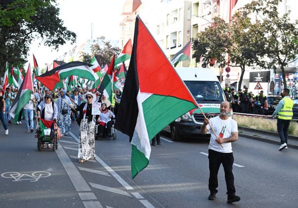 Pro-Palestinian rally in Berlin BERLIN, GERMANY - JULY 25: People take part in a pro-Palestinian demonstration in solidarity with Palestinians in central Berlin, Germany, on July 25, 2026. Volodymyr Sindieiev Anadolu Berlin Germany. Editorial use only. Please get in touch for any other usage.  Copyright: x2026xAnadoluxVolodymyrxSindieievx