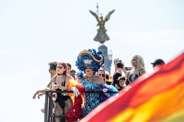 CSD Berlin 2026, große CSD-Parade am Samstag, Wagen 1 auf der Zielgeraden, Regenbogenflagge und Siegessäule im Hintergrund, Berlin, 25. Juli 2026 Deutschland, Berlin, 25. Juli 2026, CSD Berlin 2026, CSD-Parade, Wagen 1 ist um 16:30 Uhr auf der Zielgeraden, Regenbogenflagge und Siegessäule ist im Hintergrund, Demonstrationszug von der Leipziger Straße zum Brandenburger Tor, CSD-Motto: Haltung ist hot, Hunderttausende Teilnehmer, bunt geschmückte Wagen und zahlreiche Fußgruppen ziehen durch die Berliner Innenstadt, Christopher Street Day, 2. Tag des Berliner CSD-Wochenendes, Demonstration der queeren Community für gesellschaftliche Vielfalt und Demokratie, Community, Solidarität, Vielfalt, Demonstration, Samstag ab 12 Uhr, feiern, sc