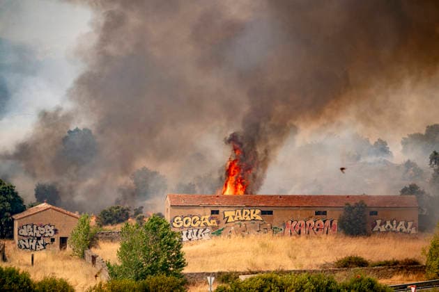 The fire is spreading slowly at night and has lost some intensity, but winds are expected to pick up this morning. View of the wildfire, July 25, 2026, in San Martín de Valdeiglesias, Madrid, Spain. Overnight, the change in weather conditions—with less wind, higher humidity, and cooler temperatures—has helped, although the fire remains active. The authorities’ priority is to prevent the fire from reaching El Escorial or merging with the one affecting the Burgohondo area, in Ávila. JULY 25, 2026 FIRE HELICOPTER FIREFIGHTERS SMOKE FLAME A Pé San Martín de Valdeiglesias, Madrid, Spain San Martín de Valdeiglesias, Madrid, Spain  Copyright: xA.xPÃ rezxMecax 7687635