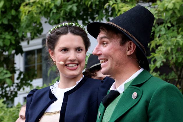 Tutzinger Fischerhochzeit, Polterabend am Gröberhof (Guggerhof) hier im Bild das Tutzinger Brautpaar der Fischerhochzeit 2026 Mara Bove (als Braut) (li.) mit Valentin Müller (als Bräutigam) (re.) *** Tutzing Fishermen s Wedding, pre-wedding party at the Gröberhof Guggerhof; pictured here are the Tutzing bride and groom from the 2026 Fishermen s Wedding: Mara Bove as the bride (left) and Valentin Müller as the groom (right)