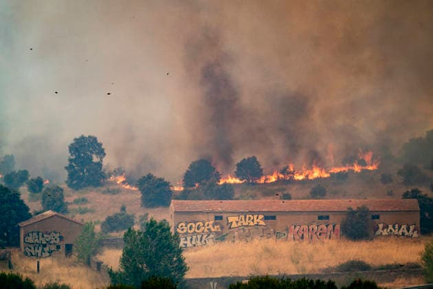 The fire is spreading slowly at night and has lost some intensity, but winds are expected to pick up this morning. View of the wildfire, July 25, 2026, in San Martín de Valdeiglesias, Madrid, Spain. Overnight, the change in weather conditions—with less wind, higher humidity, and cooler temperatures—has helped, although the fire remains active. The authorities’ priority is to prevent the fire from reaching El Escorial or merging with the one affecting the Burgohondo area, in Ávila. JULY 25, 2026 FIRE HELICOPTER FIREFIGHTERS SMOKE FLAME A Pé San Martín de Valdeiglesias, Madrid, Spain San Martín de Valdeiglesias, Madrid, Spain  Copyright: xA.xPÃ rezxMecax 7687637