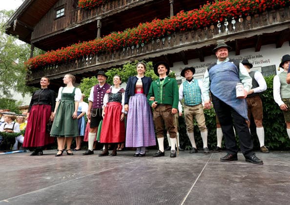 Tutzinger Fischerhochzeit, Polterabend am Gröberhof (Guggerhof) hier im Bild das Tutzinger Brautpaar der Fischerhochzeit 2026 Mara Bove (als Braut) (li.) mit Valentin Müller (als Bräutigam) (re.) (mittig stehend) *** Tutzing Fishermen s Wedding, pre-wedding party at the Gröberhof Guggerhof; pictured here are the Tutzing bride and groom from the 2026 Fishermen s Wedding: Mara Bove as the bride (left) and Valentin Müller as the groom (right), standing in the center