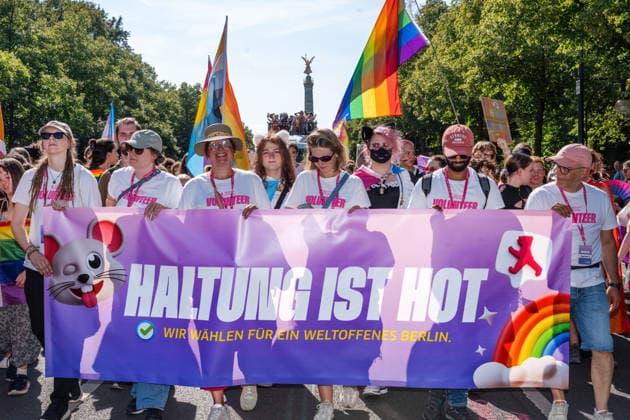 CSD Berlin 2026, große CSD-Parade auf der Zielgeraden, CSD-Motto: Haltung ist hot, Regenbogenflaggen und Siegessäule, Berlin, 25. Juli 2026 Deutschland, Berlin, 25. Juli 2026, CSD Berlin 2026, CSD-Parade um 16:25 Uhr auf der Zielgeraden, Fronttransparent mit CSD-Motto: Haltung ist hot, Regenbogenflaggen und Siegessäule ist im Hintergrund, Demonstrationszug von der Leipziger Straße zum Brandenburger Tor, Hunderttausende Teilnehmer, bunt geschmückte Wagen und zahlreiche Fußgruppen ziehen durch die Berliner Innenstadt, Christopher Street Day, 2. Tag des Berliner CSD-Wochenendes, Demonstration der queeren Community für gesellschaftliche Vielfalt und Demokratie, Community, Solidarität, Vielfalt, Demonstration, Samstag ab 12 Uhr, feiern,