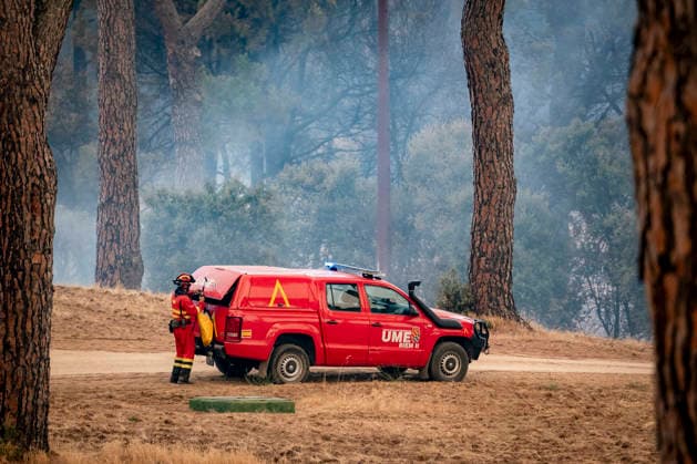 The fire is spreading slowly at night and has lost some intensity, but winds are expected to pick up this morning. A vehicle from the UME is assisting with firefighting efforts on July 25, 2026, in San Martín de Valdeiglesias, Madrid, Spain. Overnight, changing weather conditions—with less wind, higher humidity, and cooler temperatures—have helped, although the fire remains active. The authorities’ priority is to prevent the fire from reaching El Escorial or merging with the one affecting the Burgohondo area, in Ávila. JULY 25, 2026 FIRE HELICOPTER FIREFIGHTERS SMOKE FLAME WATER BOMBER ON FOOT San Martín de Valdeiglesias, Madrid, Spain San Martín de Valdeiglesias, Madrid, Spain  Copyright: xA.xPÃ rezxMecax 7687671