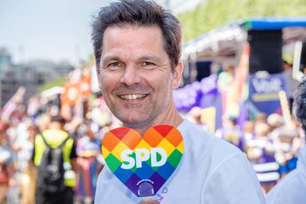 News Bilder des Tages CSD Berlin 2026, Steffen Krach, SPD-Spitzenkandidat für die Berliner Abgeordnetenhauswahl am 20. September 2026, mit SPD-Herz in Regenbogenfarben, große CSD-Parade am Samstag, Motto: Haltung ist hot, Berlin, 25. Juli 2026 Deutschland, Berlin, 25. Juli 2026, CSD Berlin 2026, CSD-Parade, Steffen Krach, SPD-Spitzenkandidat für die Berliner Abgeordnetenhauswahl am 20. September 2026, mit SPD-Herz in Regenbogenfarben, Demonstrationszug von der Leipziger Straße über den Potsdamer Platz zum Brandenburger Tor, CSD-Motto: Haltung ist hot, Hunderttausende Teilnehmer, bunt geschmückte Wagen und zahlreiche Fußgruppen ziehen durch die Berliner Innenstadt, Christopher Street Day, 2. Tag des Berliner CSD-Wochenendes, Demonstration der queeren Com