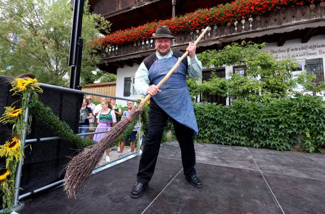 Tutzinger Fischerhochzeit, Polterabend am Gröberhof (Guggerhof) hier im Bild Christian Wolfert mit Kehrbesen *** Tutzing Fishermen s Wedding, pre-wedding party at the Gröberhof Guggerhof; pictured here is Christian Wolfert with a broom