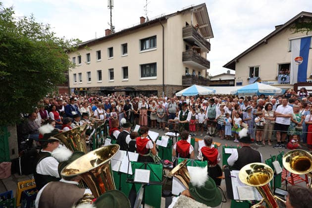 Tutzinger Fischerhochzeit, Polterabend am Gröberhof (Guggerhof) hier im Bild die vielen Zuschauer die zum Polterabend auf der Tutzinger Hauptstrasse gekommen sind, im Vordergrund die Blaskapelle Traubing *** Tutzing Fishermen s Wedding, pre-wedding party at the Gröberhof Guggerhof—pictured here are the many spectators who gathered on Tutzing s main street for the pre-wedding party; in the foreground is the Traubing brass band